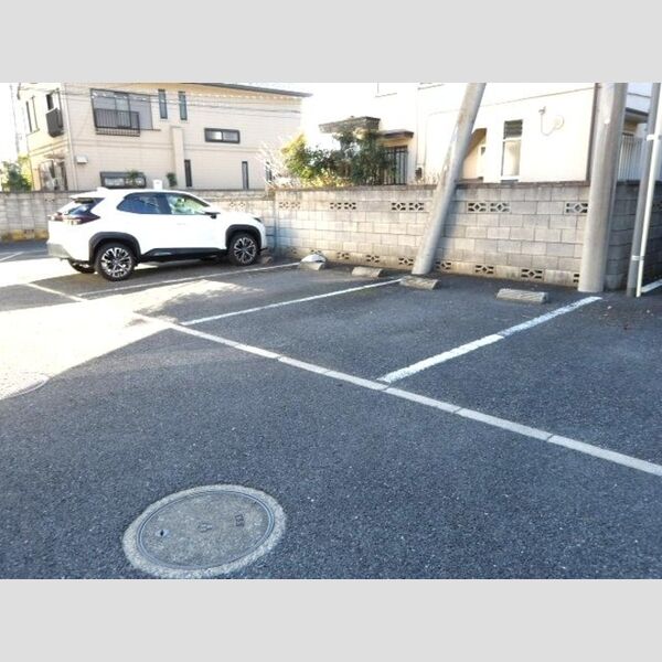 ファースト キャロベリー103号室 駐車場