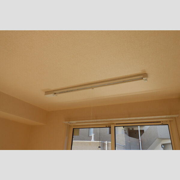 メゾンヴィクトワール梶ヶ谷206号室 室内物干し