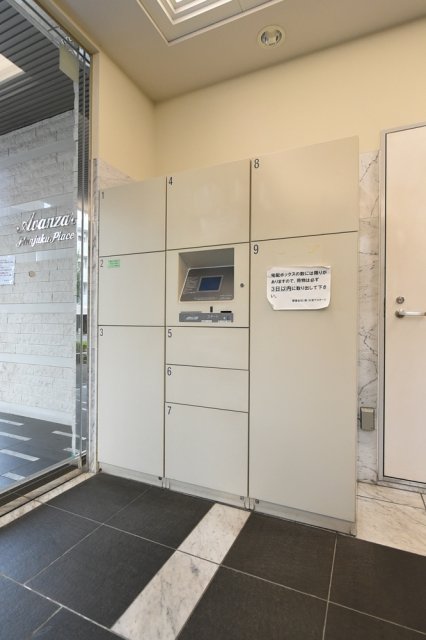 アヴァンツァーレ新宿ピアチェーレ4階 宅配BOX