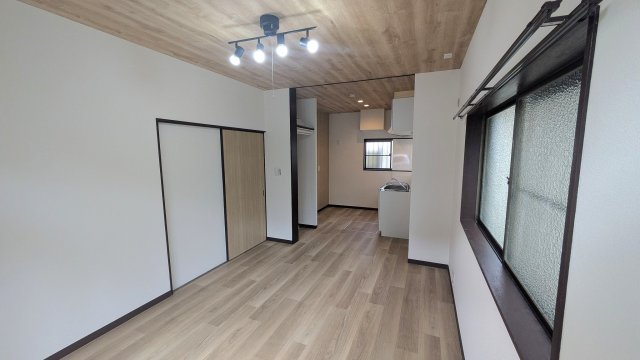 諏訪町３３１戸建 リビング