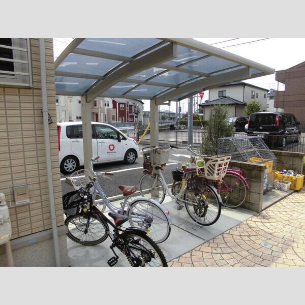 グランシャリオ万願寺201号室 屋根付き駐輪場
