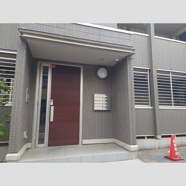 クレセント新町201号室 エントランス防犯カメラ付き
