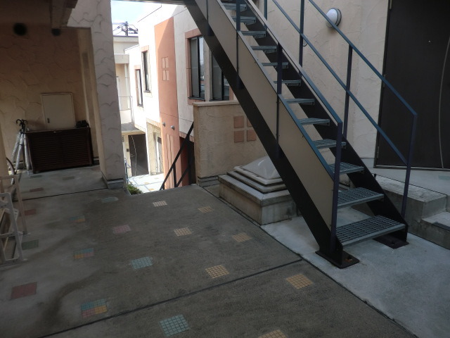 Ｍ’ｓ　ＣＯＲＴＥ0201号室 共用スペースは吹き抜けです。南仏を思わせる様な雰囲気♪