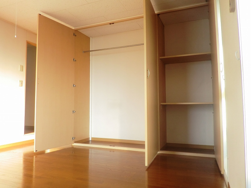 レオパレス深田201号室 大きめなクローゼットです。