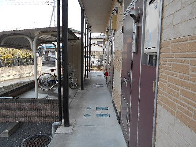 レオパレスサンセリテ上之102号室 屋根付き駐輪場