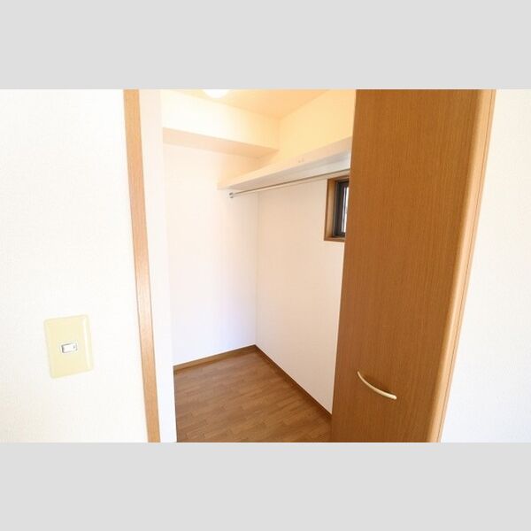 リヴェール上柴105号室 ウォークインクローゼット