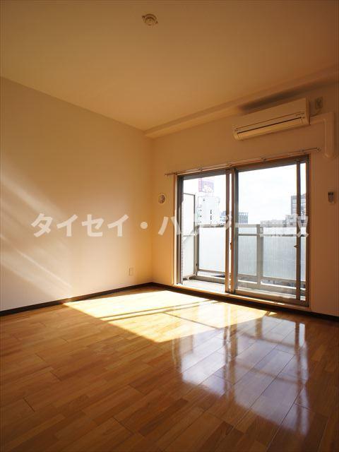 カムフォート登戸Ⅱ7A号室 日差しが入る居室ですよ