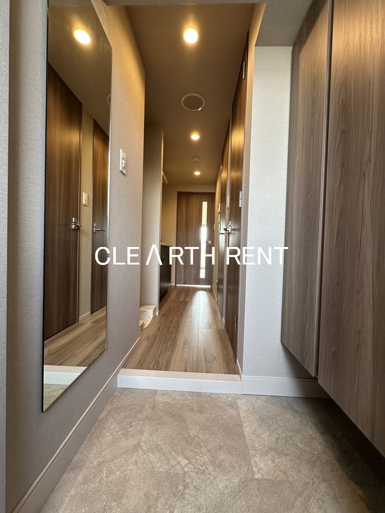 コンシェリア東京 ＜ＨＩＧＡＳＨＩＪＵＪＯ ＲＥＳＩＤＥＮＣＥ5階 全身姿見ミラー付きの玄関/人感センサー対応