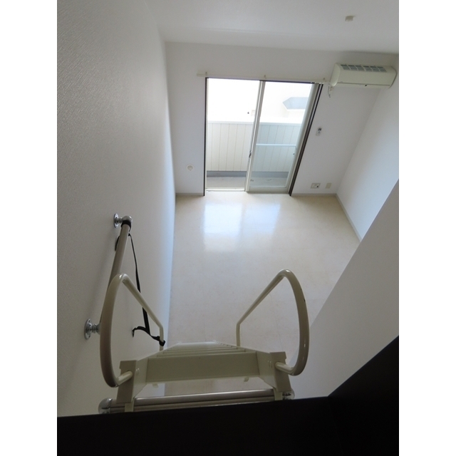 ＣＯＬＩＮＡ203号室 ロフトからリビング