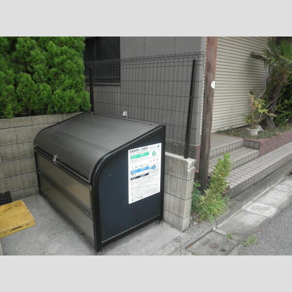 シャルマンヴィラ 清潔感のあるゴミストッカー!