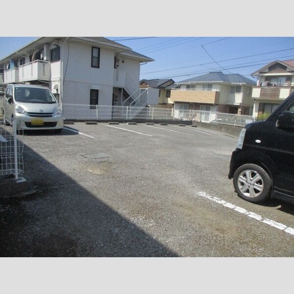メゾンクレール　四番館 駐車場