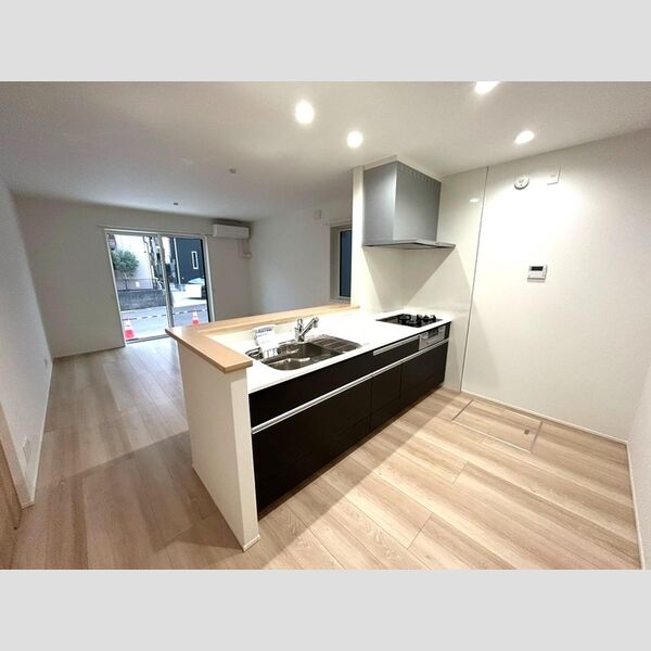 大野町2丁目戸建貸家D号室 対面式3口ガスコンロ付システムキッチン