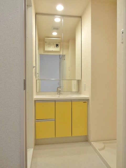 エルフレア三鷹0404号室 大きな鏡の洗面台付き脱衣スペース