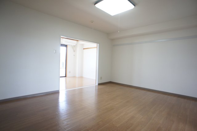 ウインド志津 こちらのリビングで趣味の時間をお楽しみください