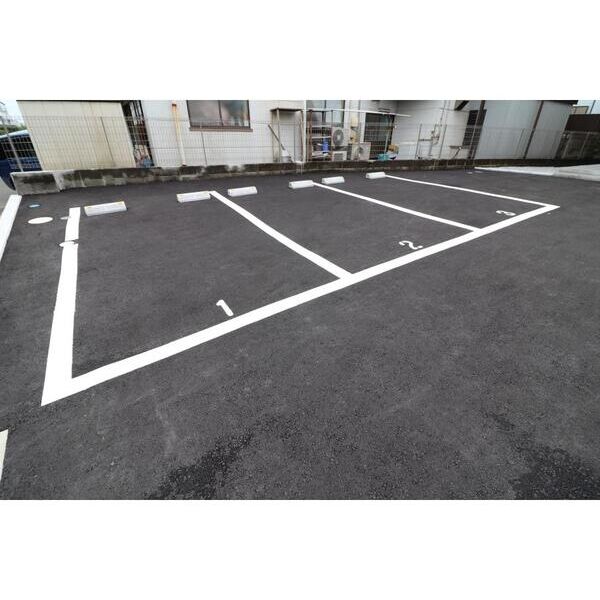 La　Lumiere　C104号室 駐車場