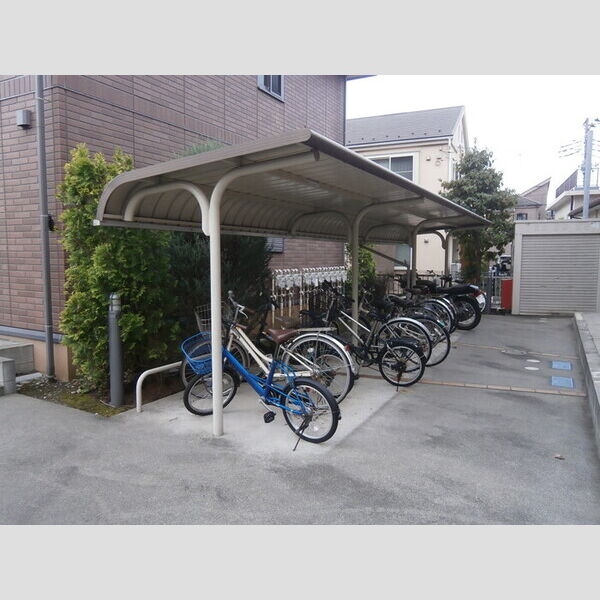 リヴェールβ102号室 屋根付き駐輪場