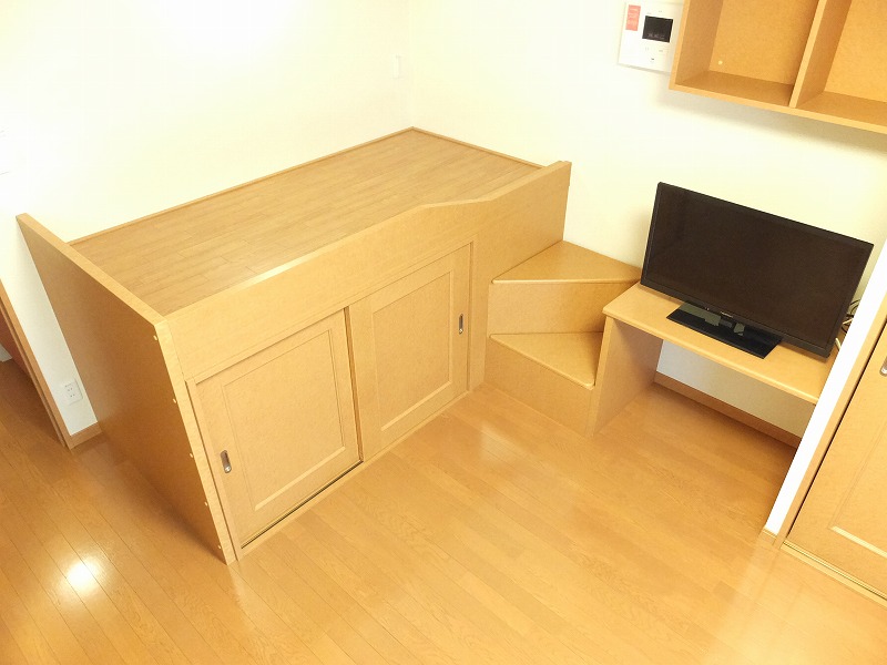 レオパレスセレッソ101号室 ベット下だけでなく階段部分にも収納スペースが御座います。