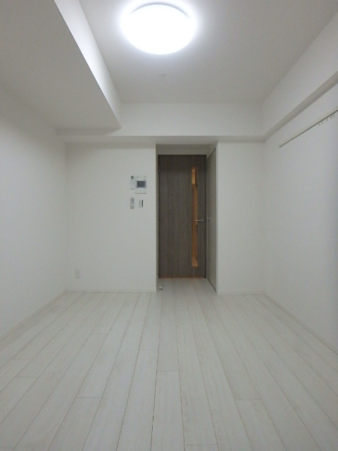 ガーラ・リバーサイド横濱南 ＴＶモニタ付インターホンで安心です 落ち着きのあるロビーにはカメラ付オートロック完備