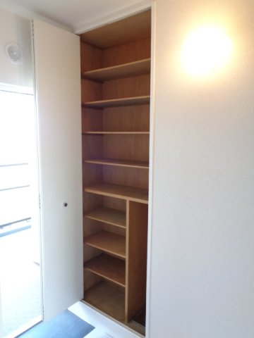 ファミーリェ二俣川0103号室 シューズ入れ　※別号室の参考写真です(現況優先・仕様違いの場合あり)