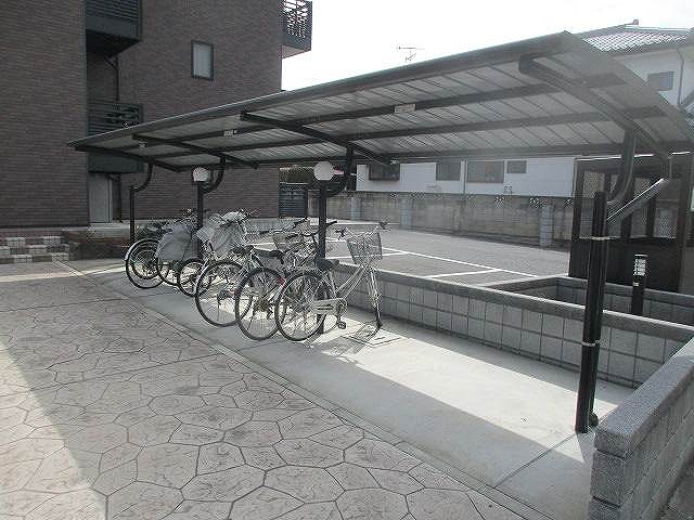 レオネクストリュミエール103号室 屋根付き駐輪場
