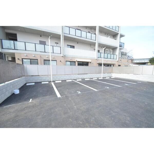 LumiereCourt深大寺 駐車場