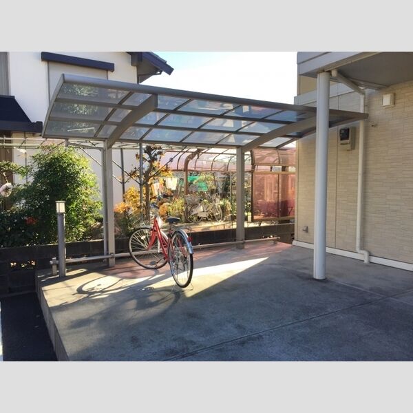 メゾンルミエール101号室 屋根付駐輪場