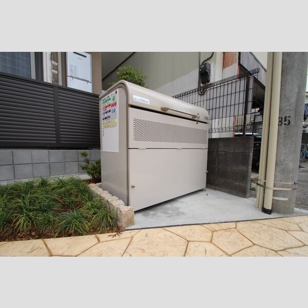 コンフォート北綾瀬203号室 ゴミストッカー