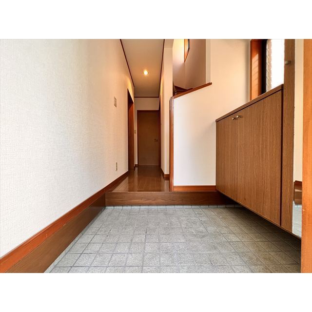 保谷町6丁目戸建A号室 窓があり明るい玄関です
