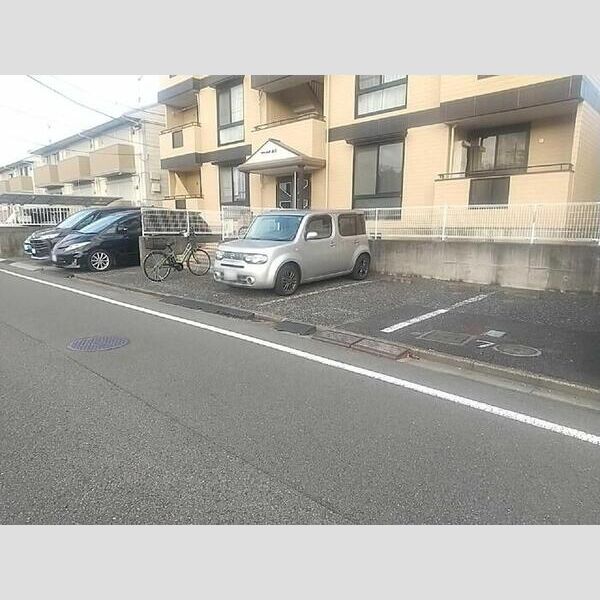 リバーサイドふじ302号室 駐車場