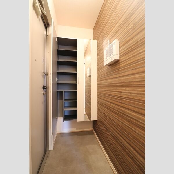 メゾン D-常盤 玄関