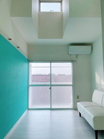 パレス井土ヶ谷 陽当たり良好なリビングで天窓もあります