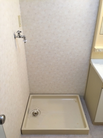 ロイヤル二俣川Ｃ棟3階 洗濯機置場