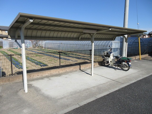 レオパレスセレッソセカンド108号室 屋根付き駐輪場