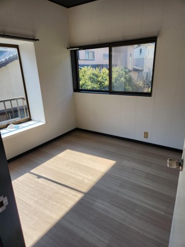 古戸戸建て ２階洋室。日当たり良好。