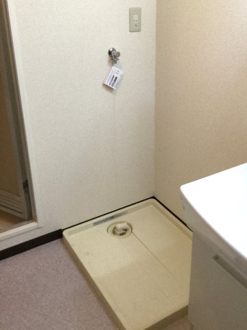 引地台ハイツ0102号室 室内洗濯機置場　※別号室の参考写真です(現況優先・仕様違いの場合あり)