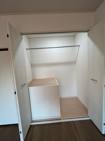 Cozy House南鎌ヶ谷デザイナーズリノベ戸建 2階主寝室にあるワイドな人感センサー付きクローゼット。