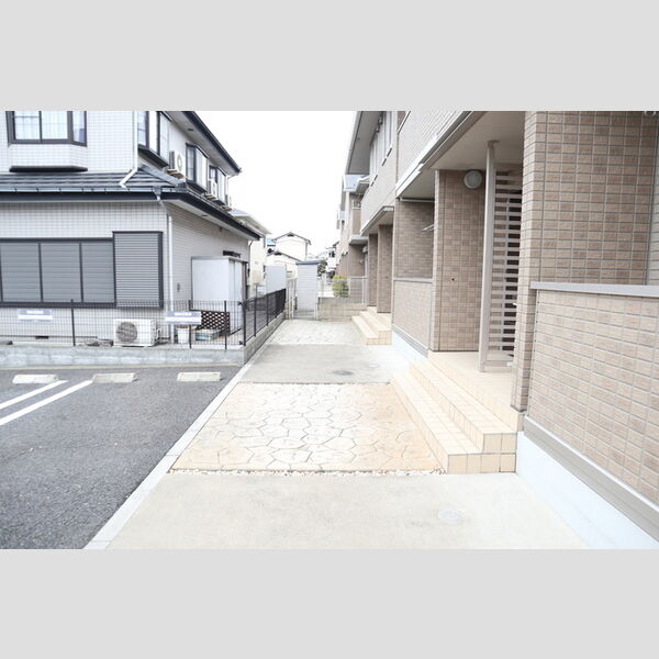 ツインコート　ローズコート アプローチ