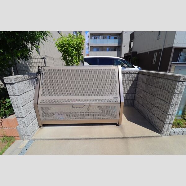 プルミエ　Ⅴ ゴミストッカー