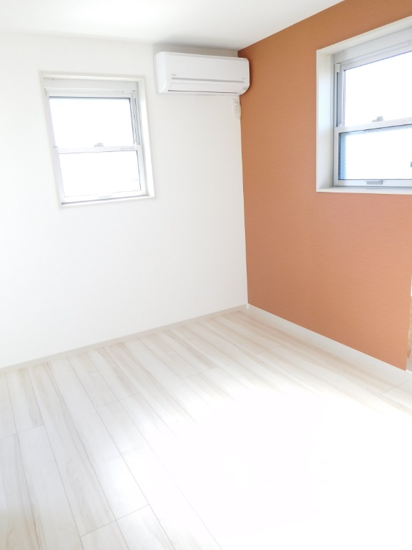 Lily東中山2階 ※クロスの色味は若干異なる可能性があります