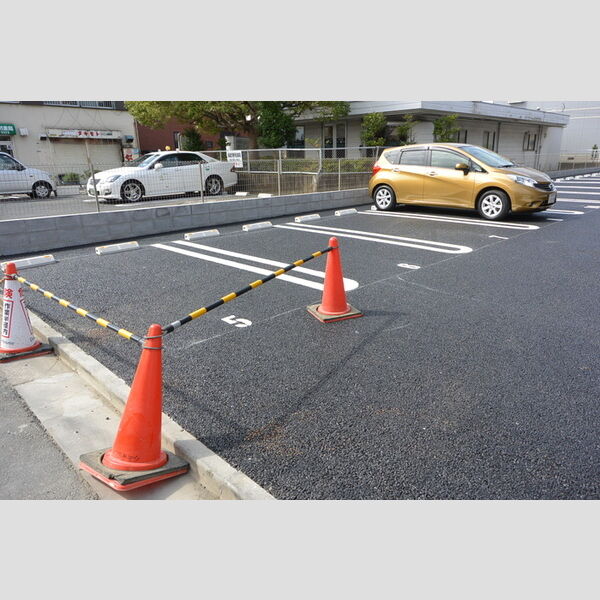 ムーンドレイク305号室 舗装駐車場。バルコニーの前です♪