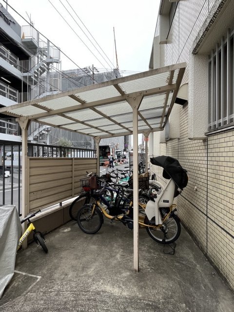 リシェル氷川台1階 駐輪場