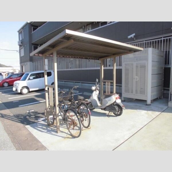 グラマードマレⅡ105号室 駐輪場