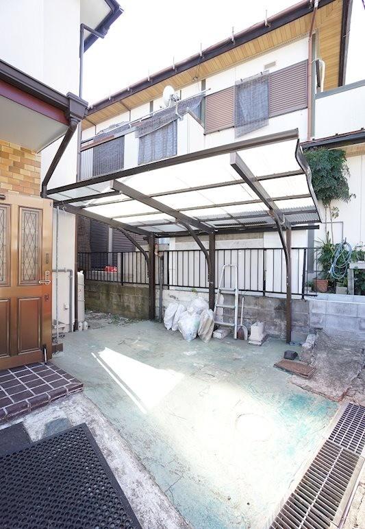 平塚市岡崎戸建 ルーフ付きの駐車場です。