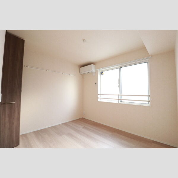 シェーンブルーメ横浜302号室 リビング