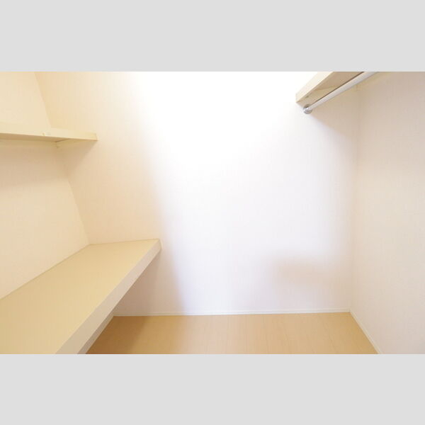 スクエア レイク105号室 ウォークインクローゼット