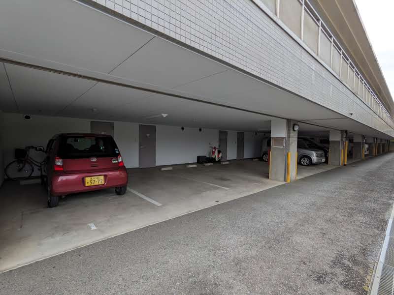 エクセレンス宮崎12号室 駐車場