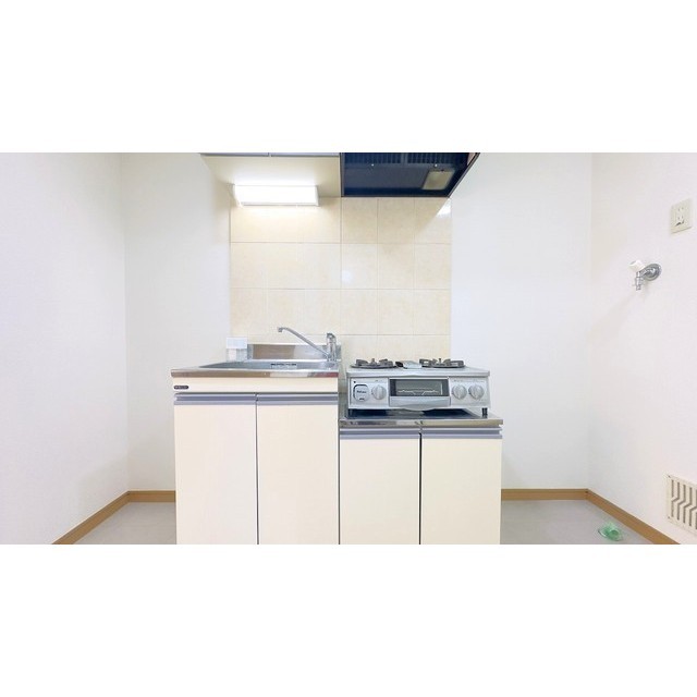 アヴェニール湘南Ⅰ101号室 左冷蔵庫・右洗濯機