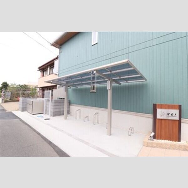 オモト 駐輪場
