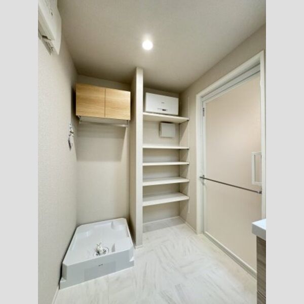  ルミエール　ドゥ―ス101号室 洗濯機置き場の横には棚がございます♪