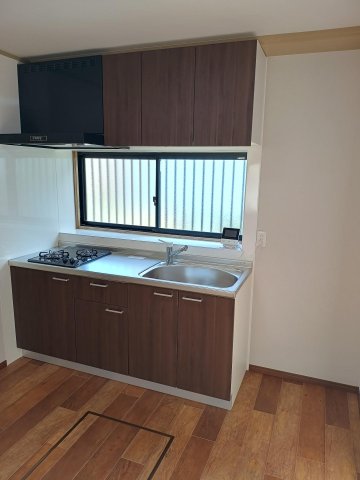 鎌ケ谷中央戸建（北棟） 新規リフォーム済のキッチン（床下収納付き）